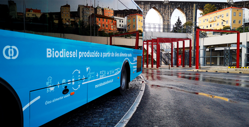 Fotografia de autocarro a biodiesel decorado