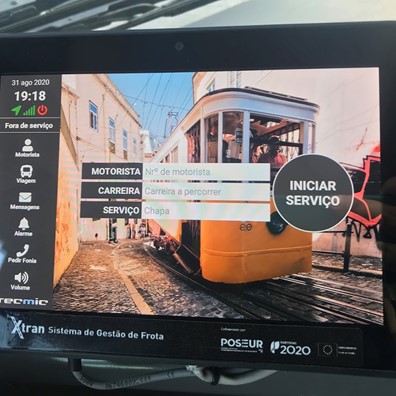Fotografia de consola Xtran no interior de um autocarro, no ecrã da consola diversas informações 