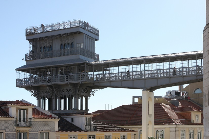 Fotografia da parte superior do elevador de Santa Justa, com o acesso pedonal ao Largo do Carmo