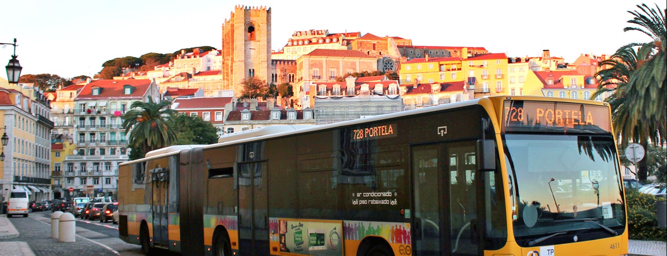 Fotografia de autocarro articulado da CARRIS na cidade de Lisboa
