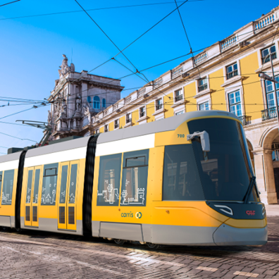 Fotografia editada com elétrico articulado novo em frente às arcadas da Praça do Comércio, Lisboa